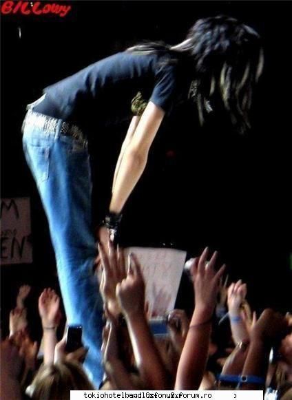 Fun with Bill - Fana1: OMG SE UITA LA MINEEEEE!!! Fana2: TACI - Bill Kaulitz