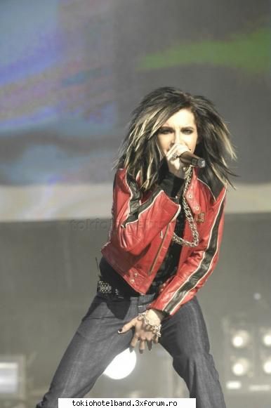 Fun with Bill - B: you can't touch this! Fana: yes, i can! :D B - Bill Kaulitz