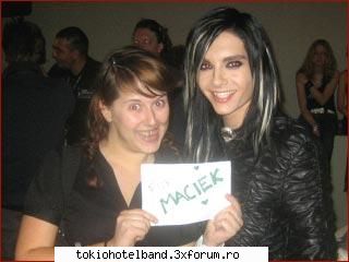 tipa: hey sunt langa bill fa o poza tatiii
b: und rette fun with tokio hotel